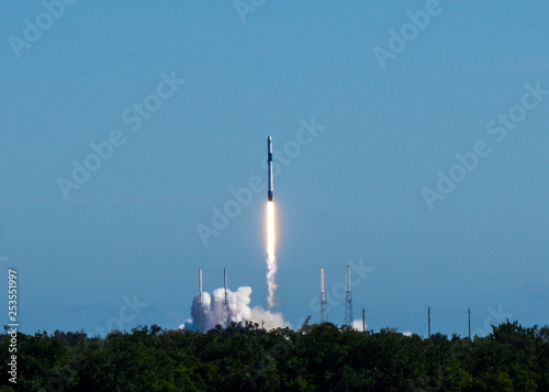 Valokuva Rocket launch on a clear blue sky cloudless day.