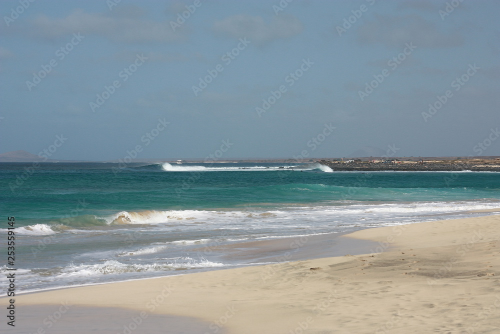 Wunderschöner Strand mit türkisfarbenem Wasser in Santa Maria auf den Kapverdischen Inseln