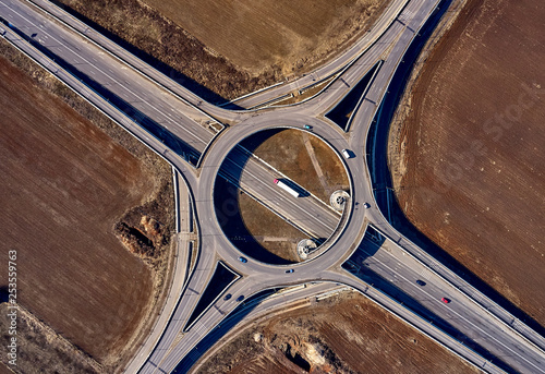 Fotografía Aerial drone view of a Roundabout in Ploiesti, Romania