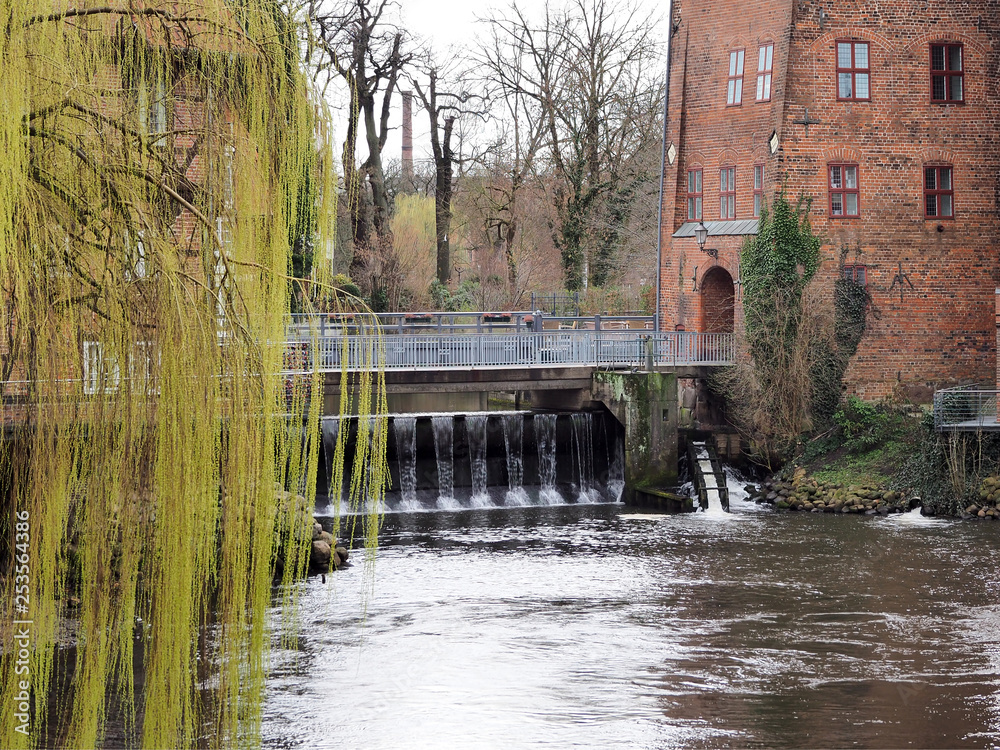 Obraz premium Brücke über die Ilmenau in Lüneburg