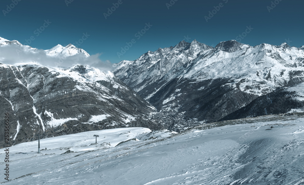 Zermatt von oben umringt von Bergen, Wallis, Schweiz, Zermatt von oben umringt von Bergen, Wallis, Schweiz,