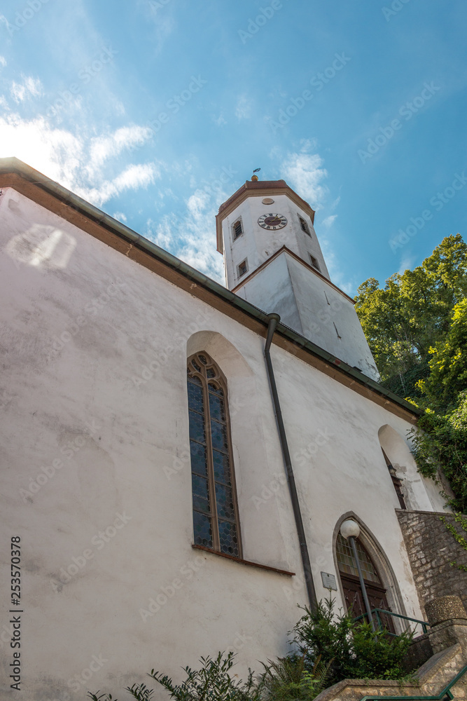 Die evangelische Kirche St. Barbara in der Stadt Harburg, Schwaben, Bayern, Deutschland