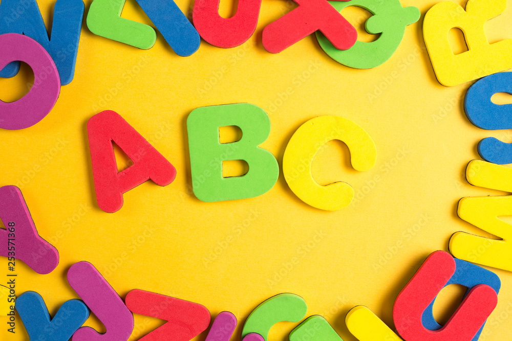 Naklejka premium English Alphabet Random Circle Frame Flat Lay