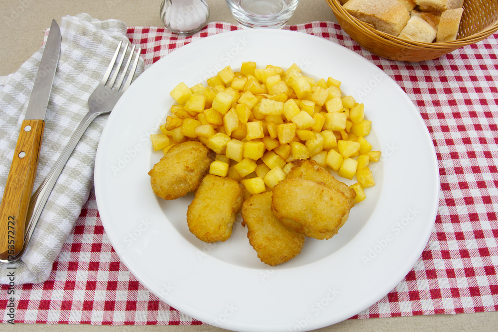 nuggets de poulet et pommes de terre rissolées nuggets de poulet et pommes de terre rissolées