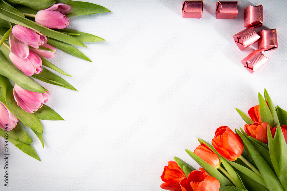 Naklejka premium Dzień Matki. Tulipany i cukierki