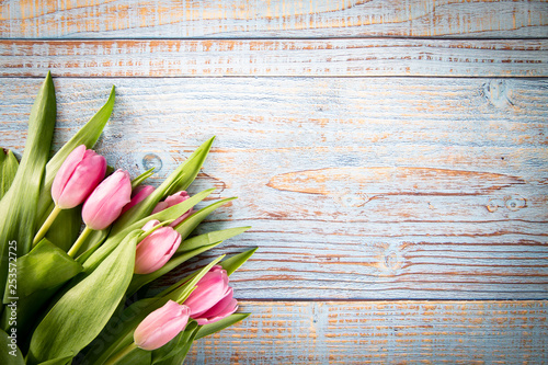 Bukiet tulipanów na drewnianym tle