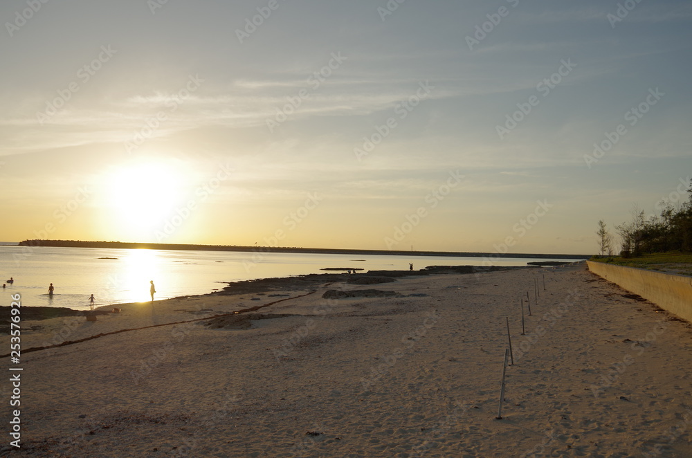 Obraz premium Sandy beach sunset