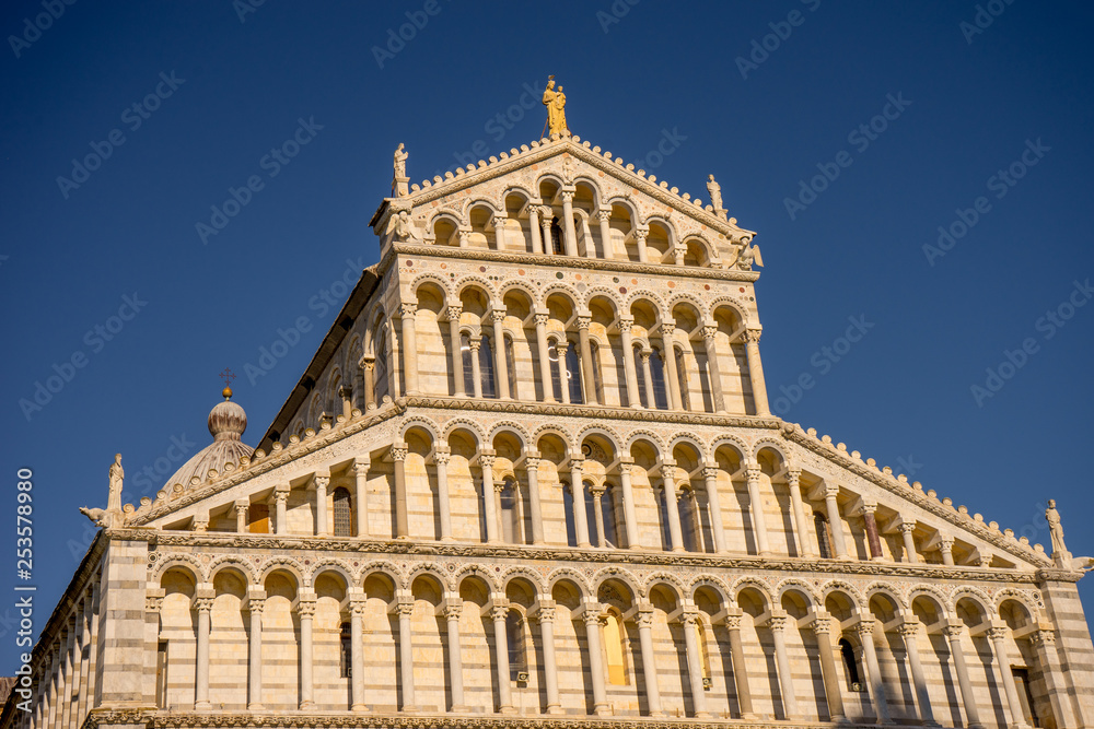 Obraz premium The leaning tower of pisa at Piazza del Miracoli Duomo square,Camposanto cemetery in Tuscany, Italy