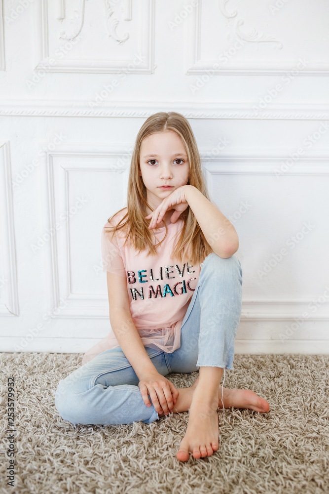 Foto De Cute Pre teen Girl Wearing Fashion Clothes Posing In White Foto De Cute Pre teen Girl Wearing Fashion Clothes Posing In White