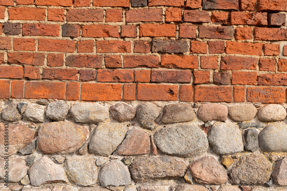 Fototapeta premium Tekstura pomarańczowa cegła duże szare kamienie