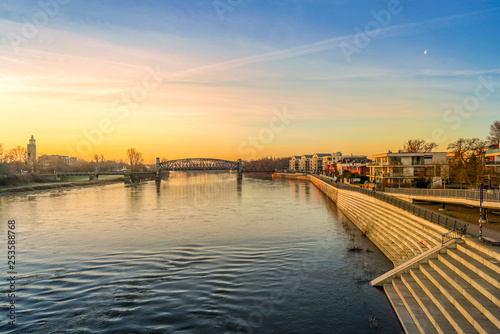 Historische Hubbrücke und Elbtreppen in Magdeburg