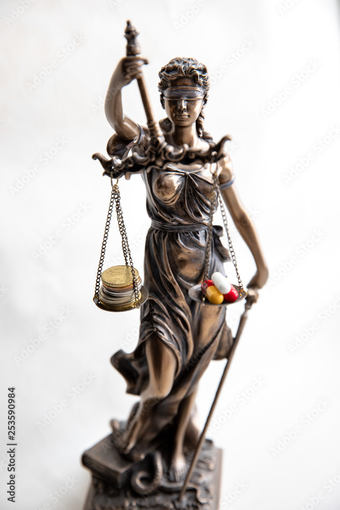 Naklejka premium statue of justice with pills and money balance