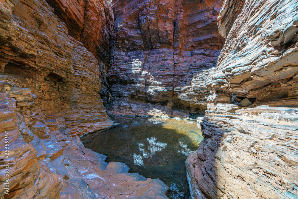 hiking to handrail pool in the weano gorge in karijini national park, western australia 42