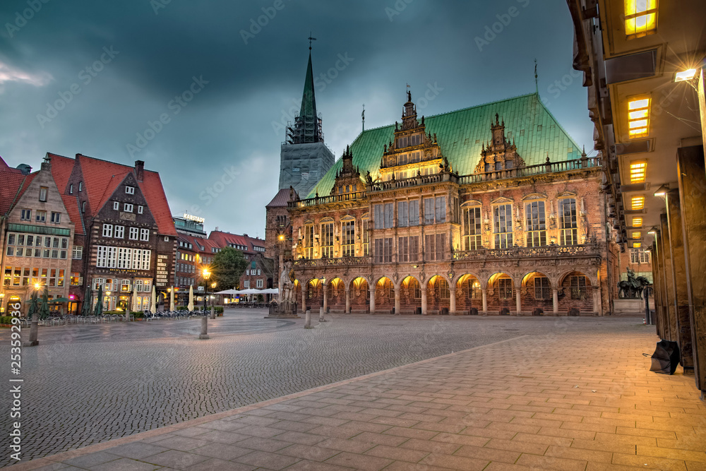 Bremen Rathaus am Abend beleuchtet
