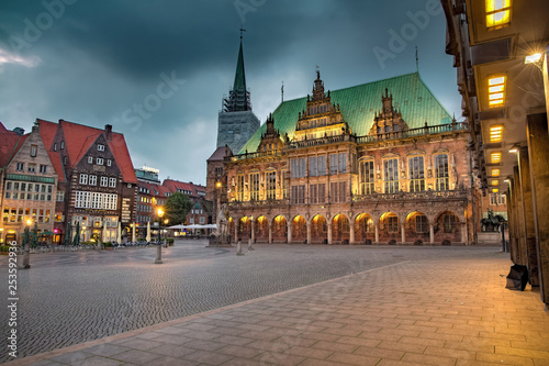 Bremen Rathaus am Abend beleuchtet