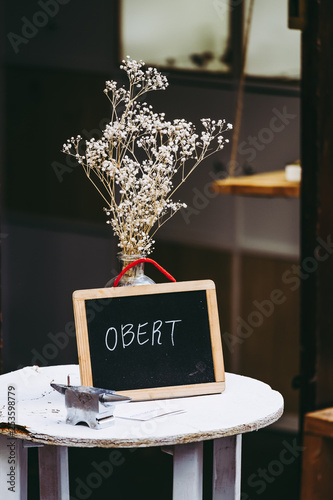 Panneau Obert et bouquet de fleurs séchées photo