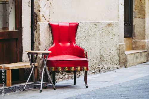 Fauteuil rouge au look vintage photo