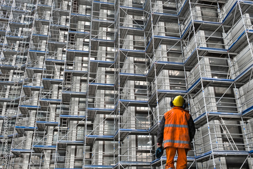 Fotografia ouvrier échafaudage chantier ouvrier rénovation façade bâtiment immeuble constru