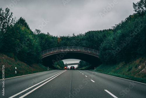 Überwildungsbrücke über einer Autobahn
