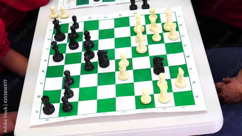 4 Playing chess, game table / Jugando ajedrez, mesa de juego