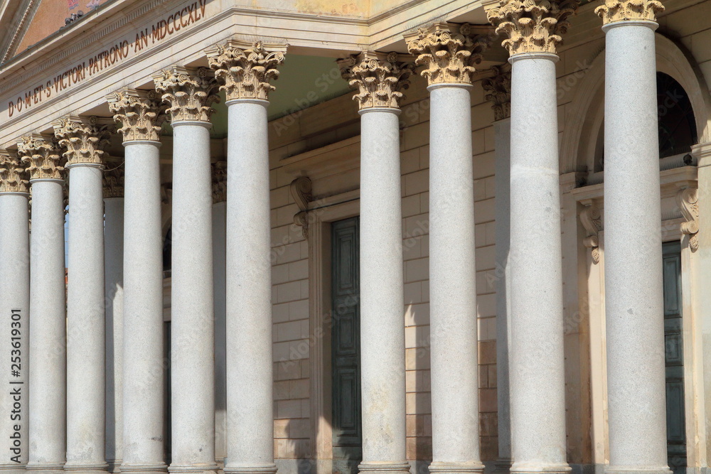 COLONNE BIANCHE ANTICHE CON CAPITELLI, ANCIENT WHITE COLUMNS WITH CAPITELLI COLONNE BIANCHE ANTICHE CON CAPITELLI, ANCIENT WHITE COLUMNS WITH CAPITELLI