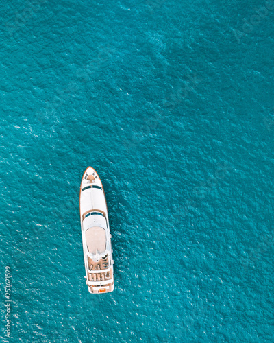 aerial view of boat in the sea © Ryan Bates