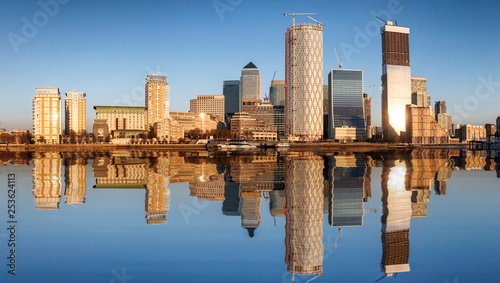 Canvas Print Die Skyline von London: das Finanzztentrum Canary Wharf bei Sonnenuntergang, Gro
