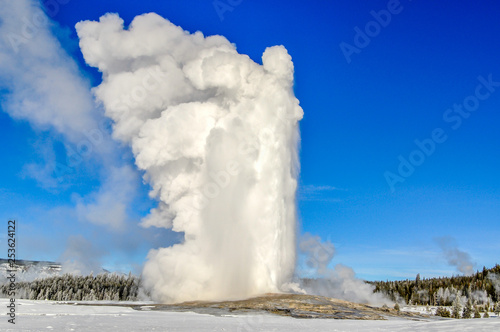 Stary Wierny Gejzer Wybucha w Parku Narodowym Yellowstone Zima