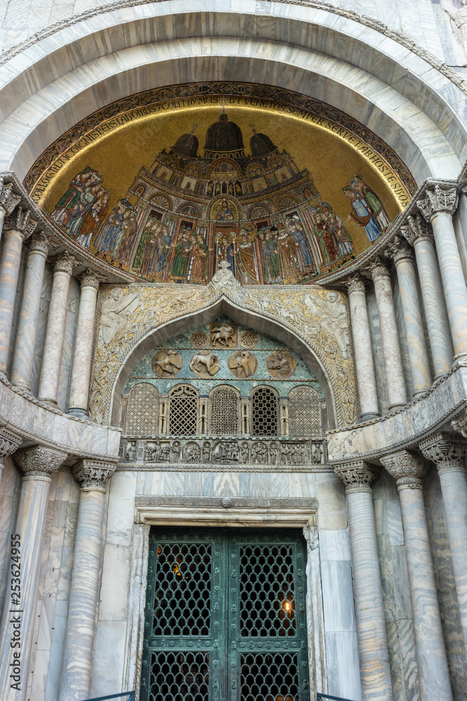 Obraz premium Italy, Venice, St Mark's Basilica, LOW ANGLE VIEW OF A BUILDING