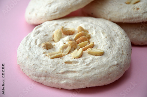 vanilla meringue with nuts, sweet cake, зштл ифслпкщгтв