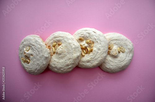vanilla meringue with nuts, sweet cake, зштл ифслпкщгтв