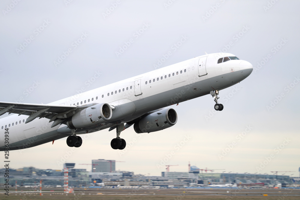 Flugzeug startet von der Startbahn West am Frankfurter Flughafen - Stockfoto Flugzeug startet von der Startbahn West am Frankfurter Flughafen - Stockfoto