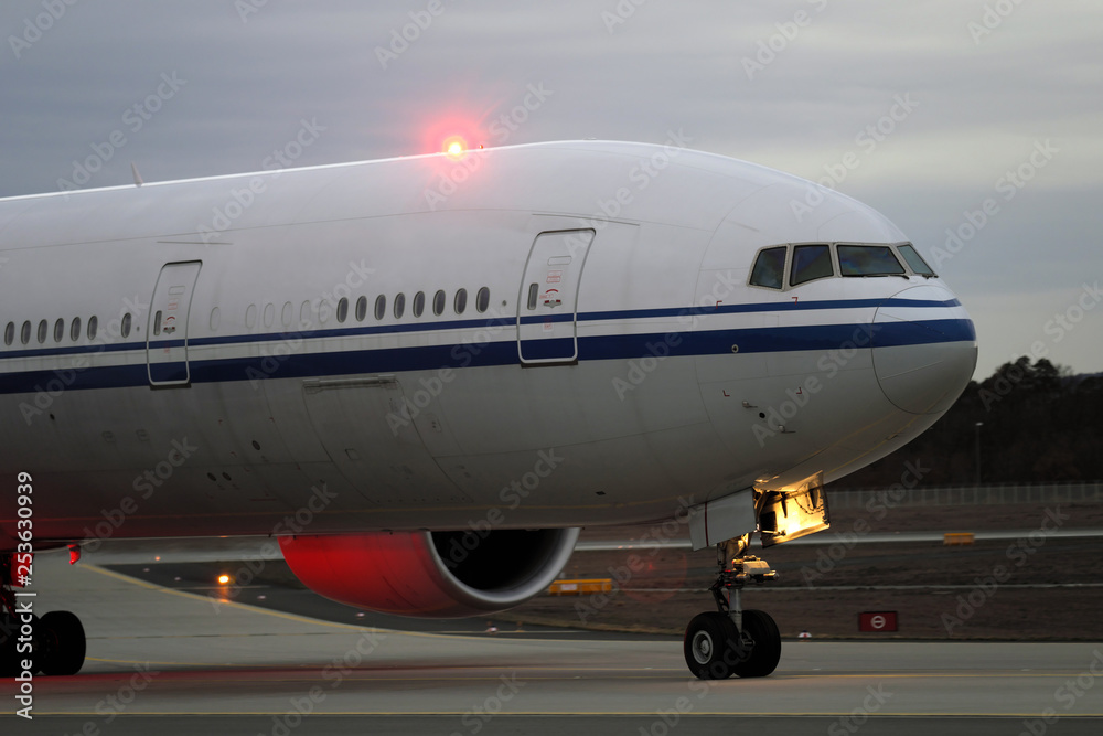 Flugzeug auf der Rollbahn am Frankfurter Flughafen - Stockfoto Flugzeug auf der Rollbahn am Frankfurter Flughafen - Stockfoto