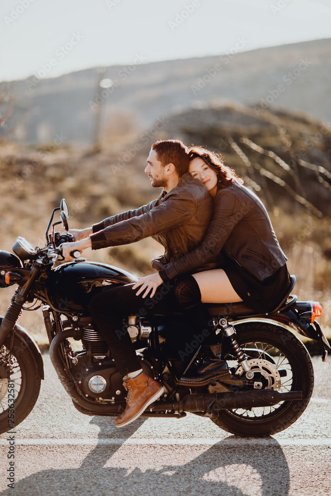 Câlin d'amour sur la moto Stock Photo | Adobe Stock