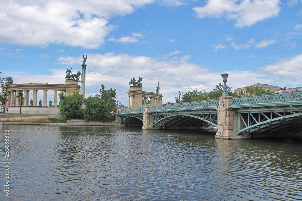 Fototapeta premium Margit Bridge in Budapest, Hungary