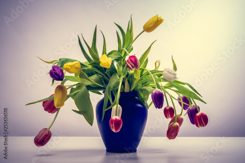 bouquet de tulipe multicolore dans un vase bleu photo