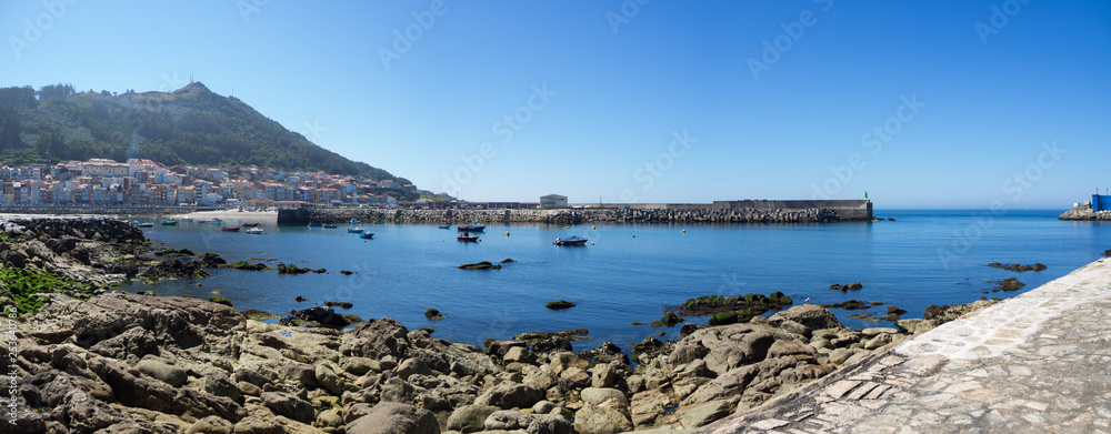 Paisaje marítimo de A Guarda, en Pontevedra, con un mar azul y al fondo el pueblo en verano de 2018