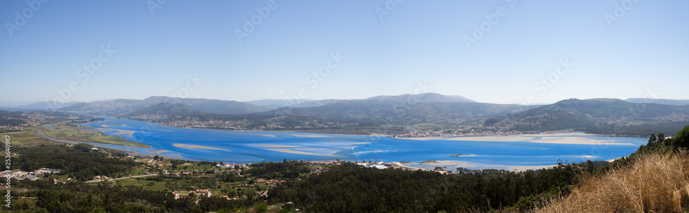 Ría de Vigo en Galicia, paisaje marítimo donde el océano entra en tierra, verano de 2018