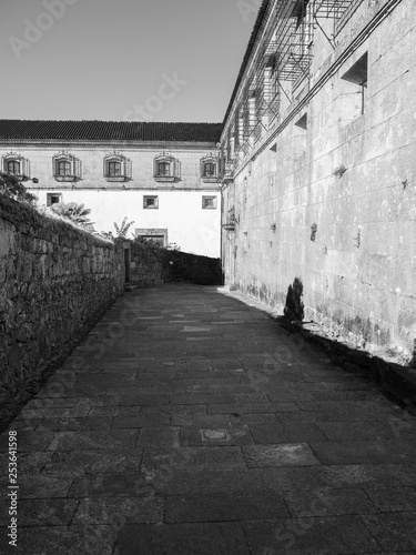 Monasterio con luces y sombras en blanco y negro en Galicia  verano de 2018
