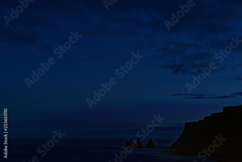 Felsen von Reynisdrangar bei Nacht, Vik, Island