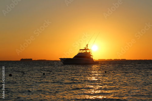 Boat Silhouette in the Sunset © Diego Gomez