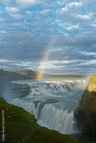 Regenbogen   ber dem Wasserfall Gullfoss  Island