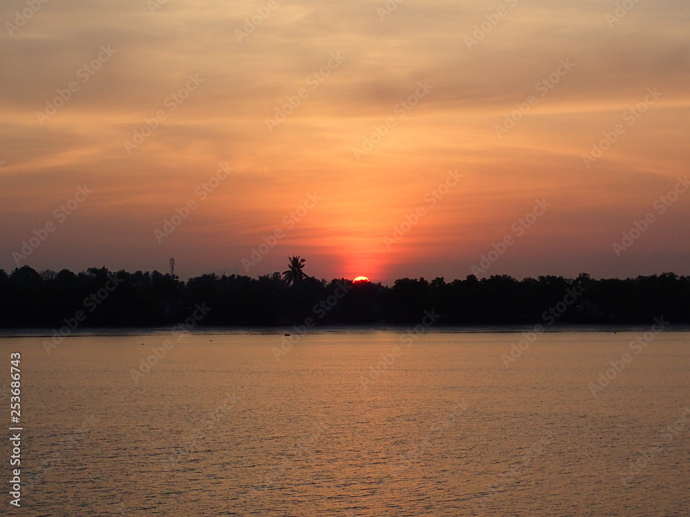 クラビ川の河口の日の出