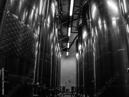 riesige Weintanks in Kellerei