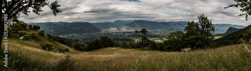 Panorama Gebirge in Italien mit Wiese im Vordergrund