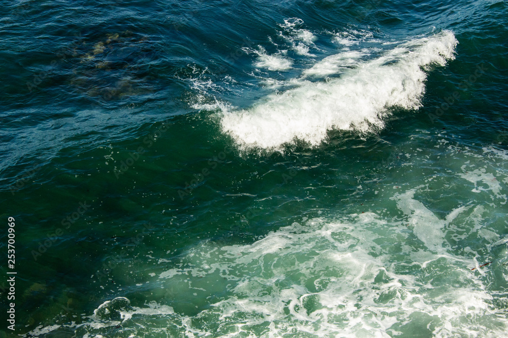 Fototapeta premium Fala uderzająca o linię brzegową w południowej Kalifornii.