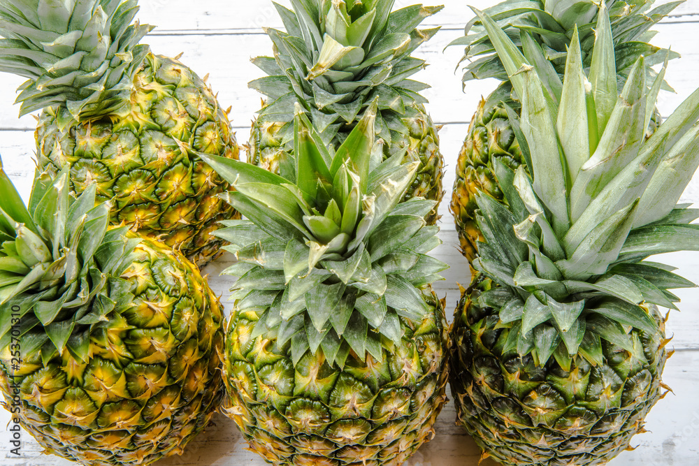 Fototapeta premium 6個のパイナップル