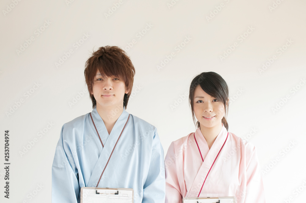 Fototapeta premium カルテを持ち微笑む患者