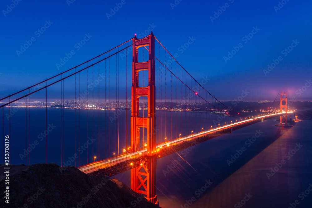 Obraz premium Golden Gate Bridge from Battery Spencer in San Francisco, California, USA