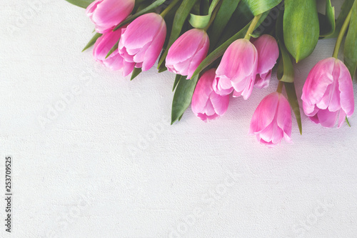 Flatlay: rosa Tulpen auf weißem Holzuntergrund